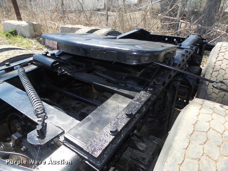 image for item DA0647 2002 International 9100i semi truck