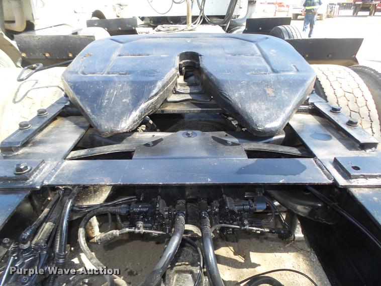 image for item DA0647 2002 International 9100i semi truck