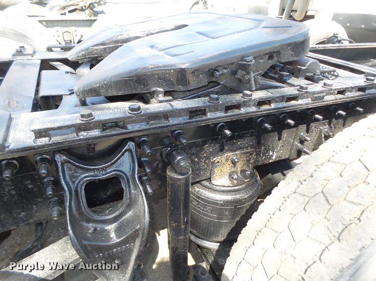 image for item DA0647 2002 International 9100i semi truck