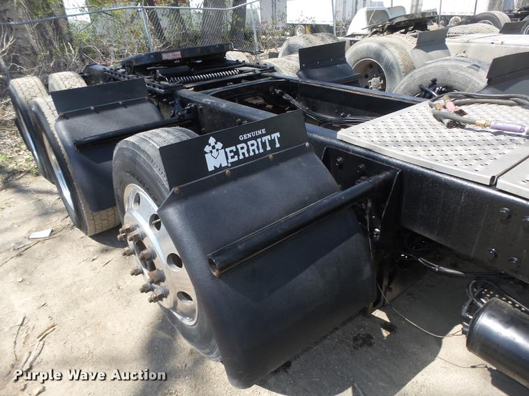 image for item DA0647 2002 International 9100i semi truck