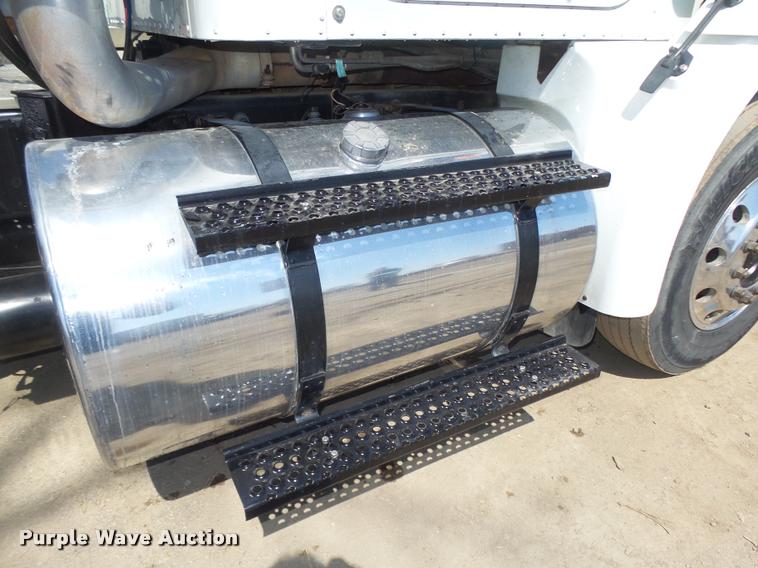 image for item DA0647 2002 International 9100i semi truck