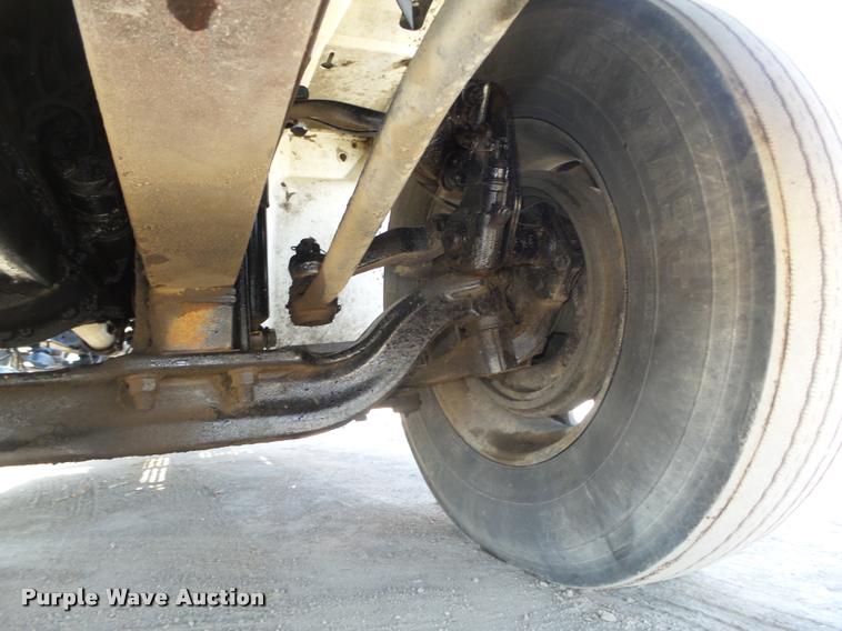 image for item DA0647 2002 International 9100i semi truck