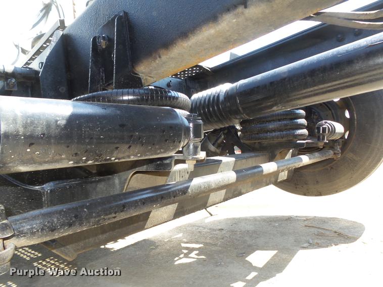 image for item DA0647 2002 International 9100i semi truck