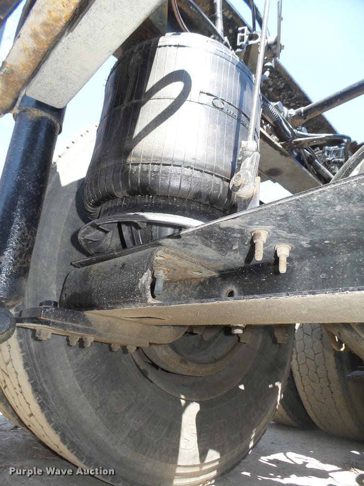 image for item DA0647 2002 International 9100i semi truck