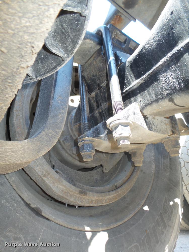 image for item DA0647 2002 International 9100i semi truck