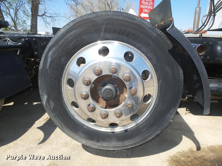 image for item DA0647 2002 International 9100i semi truck