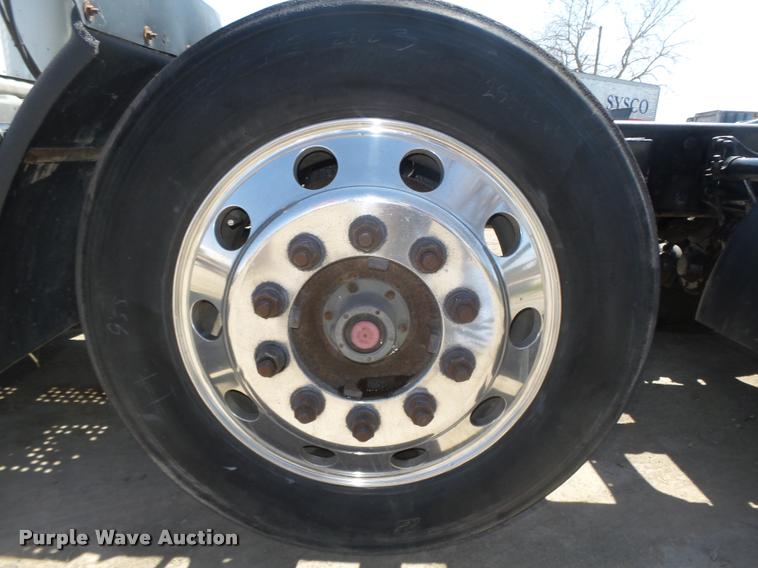 image for item DA0647 2002 International 9100i semi truck