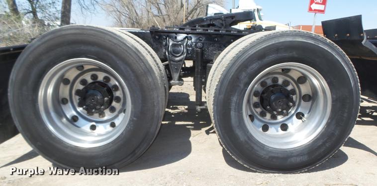 image for item DA0647 2002 International 9100i semi truck