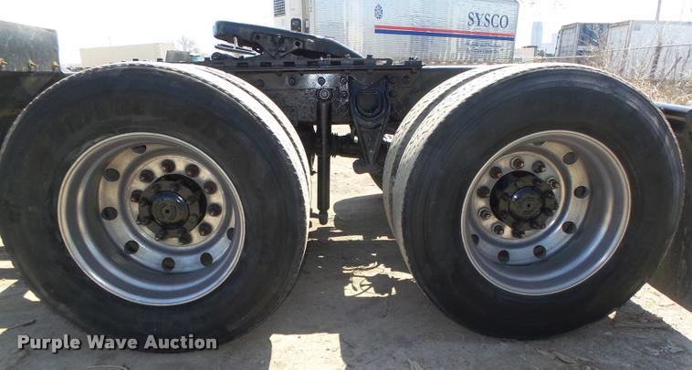 image for item DA0647 2002 International 9100i semi truck