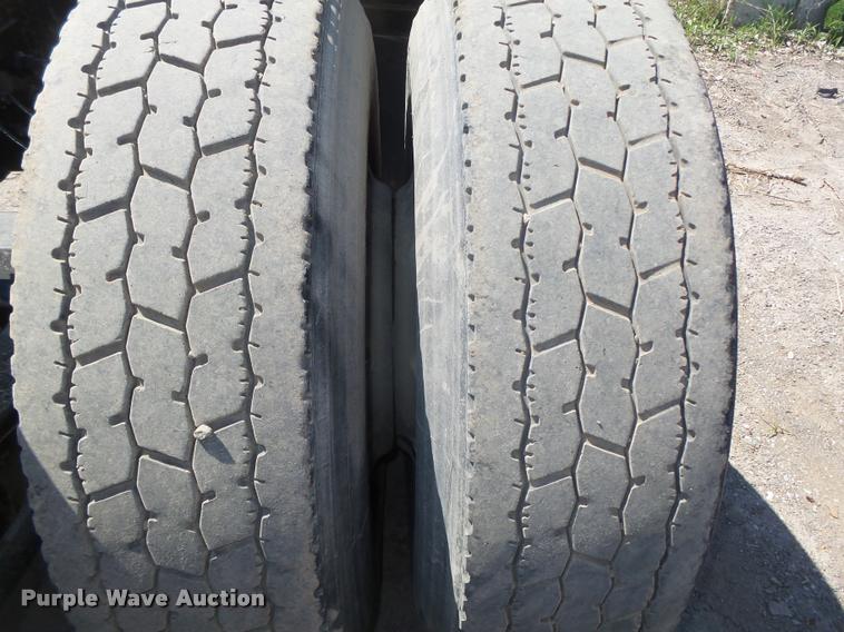 image for item DA0647 2002 International 9100i semi truck