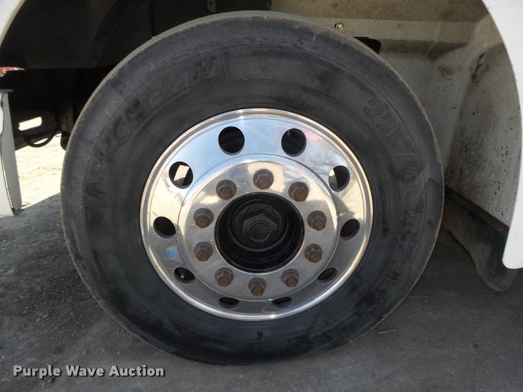 image for item DA0647 2002 International 9100i semi truck