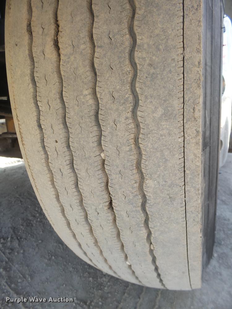 image for item DA0647 2002 International 9100i semi truck