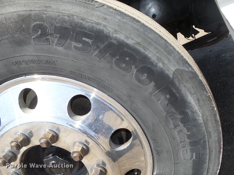 image for item DA0647 2002 International 9100i semi truck