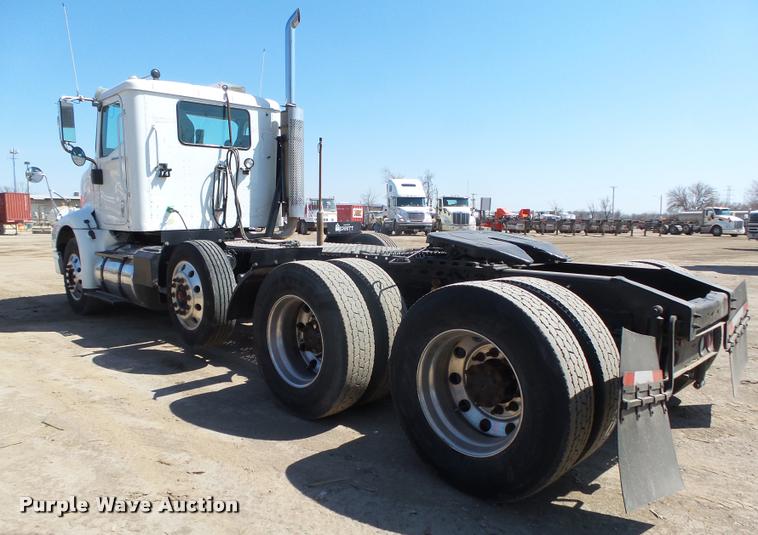 image for item DA0648 2002 International 9100i semi truck