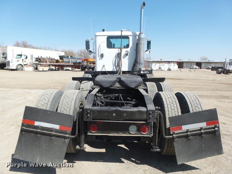 image for item DA0648 2002 International 9100i semi truck