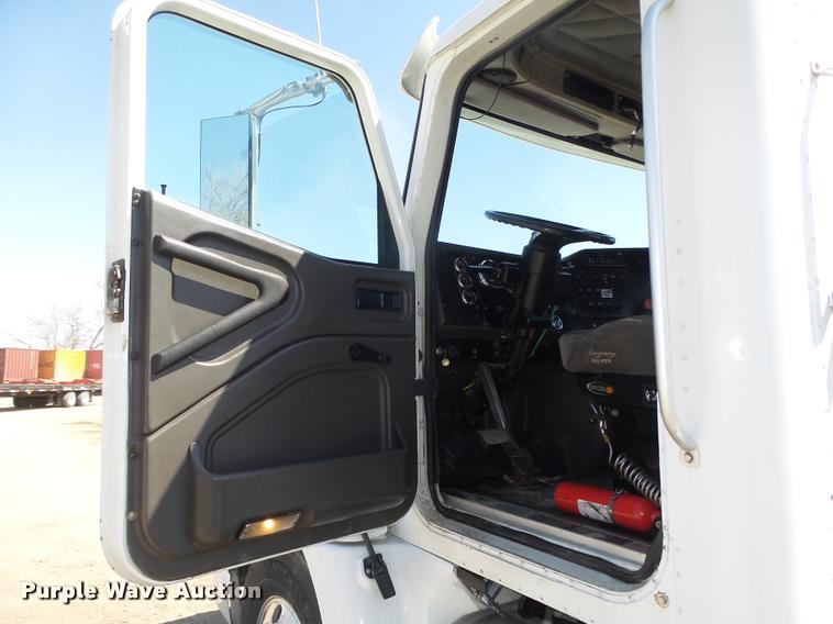 image for item DA0648 2002 International 9100i semi truck