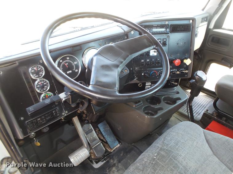 image for item DA0648 2002 International 9100i semi truck