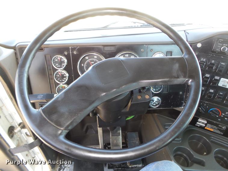 image for item DA0648 2002 International 9100i semi truck