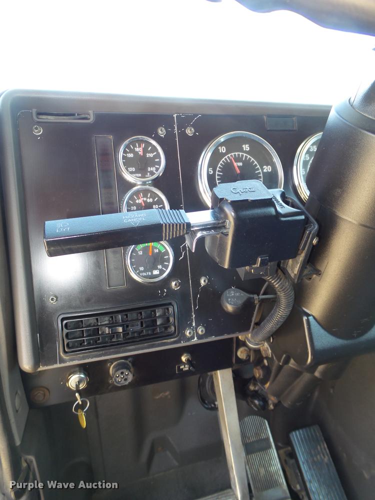 image for item DA0648 2002 International 9100i semi truck