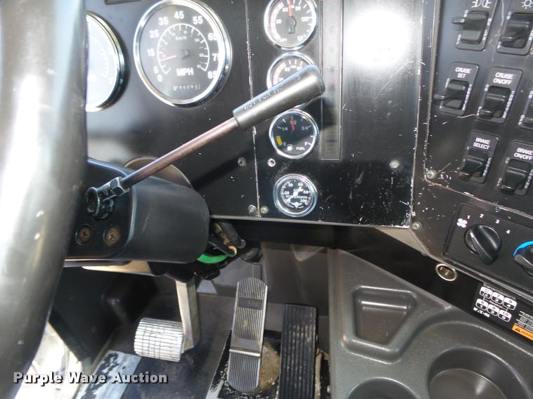 image for item DA0648 2002 International 9100i semi truck