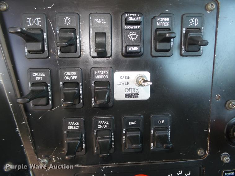 image for item DA0648 2002 International 9100i semi truck