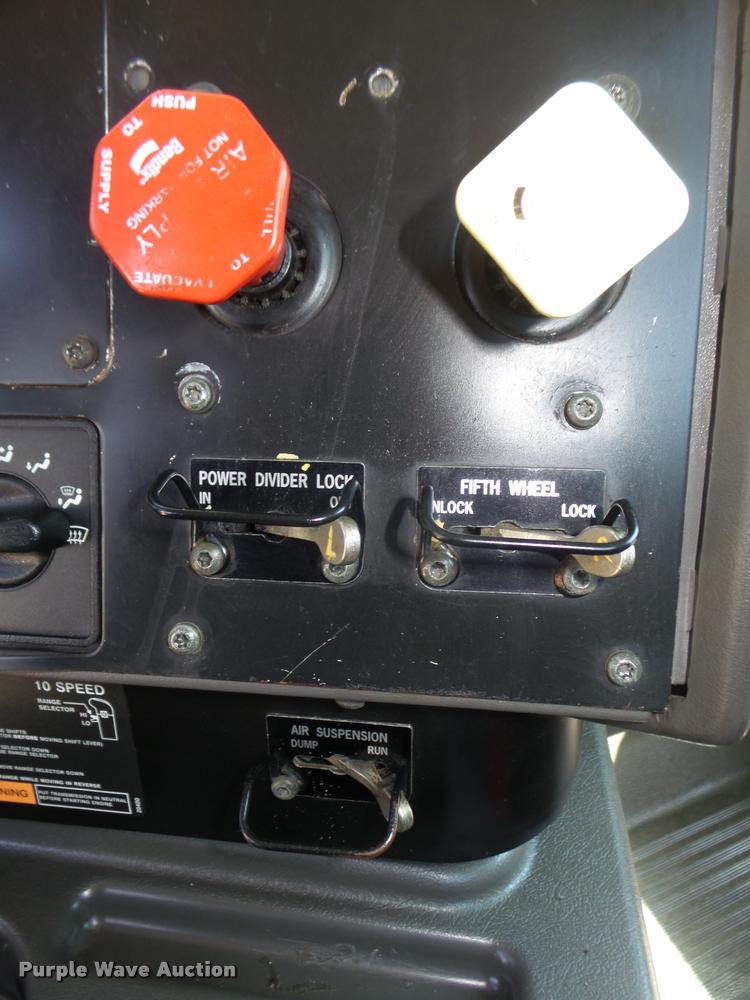 image for item DA0648 2002 International 9100i semi truck