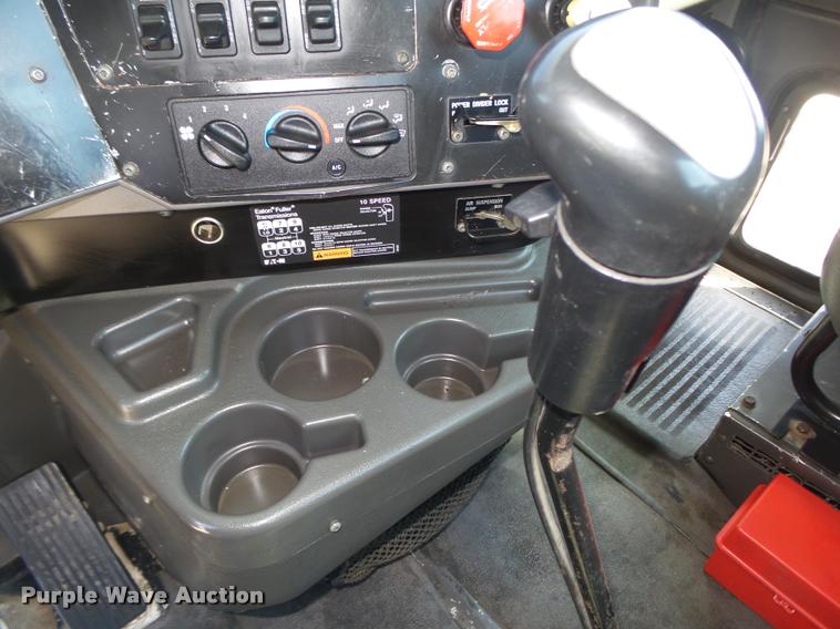 image for item DA0648 2002 International 9100i semi truck