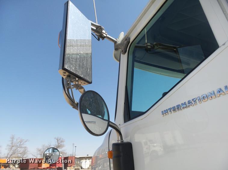 image for item DA0648 2002 International 9100i semi truck