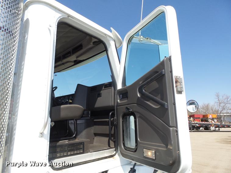 image for item DA0648 2002 International 9100i semi truck