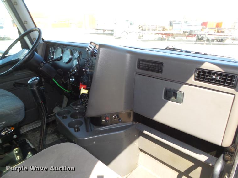 image for item DA0648 2002 International 9100i semi truck