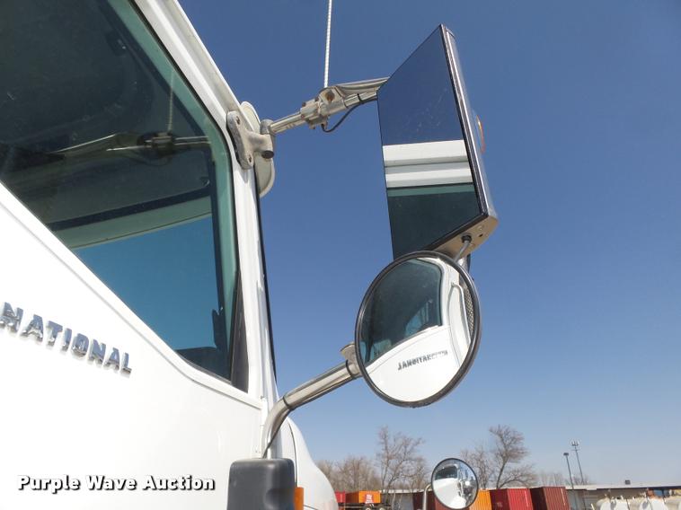 image for item DA0648 2002 International 9100i semi truck