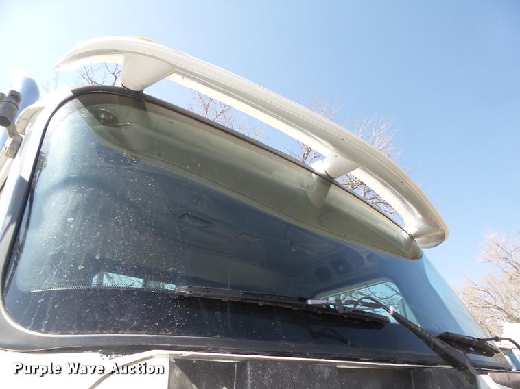 image for item DA0648 2002 International 9100i semi truck