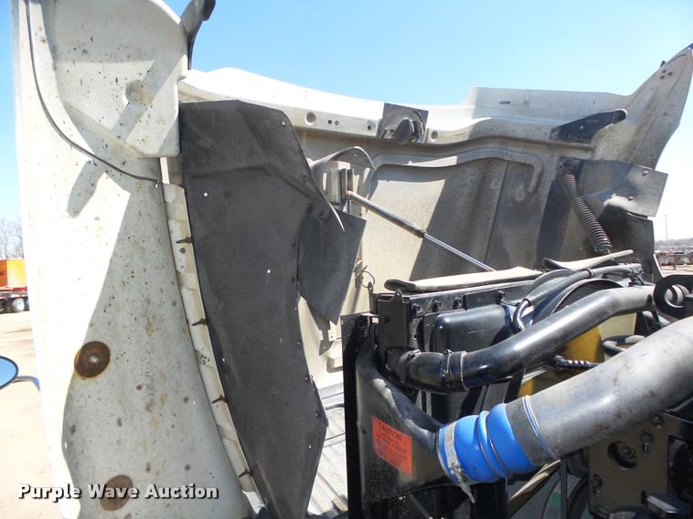 image for item DA0648 2002 International 9100i semi truck