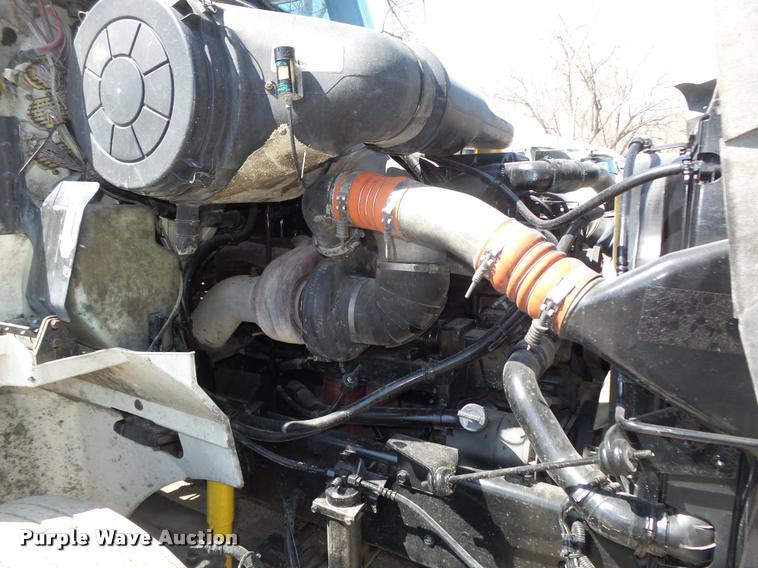 image for item DA0648 2002 International 9100i semi truck