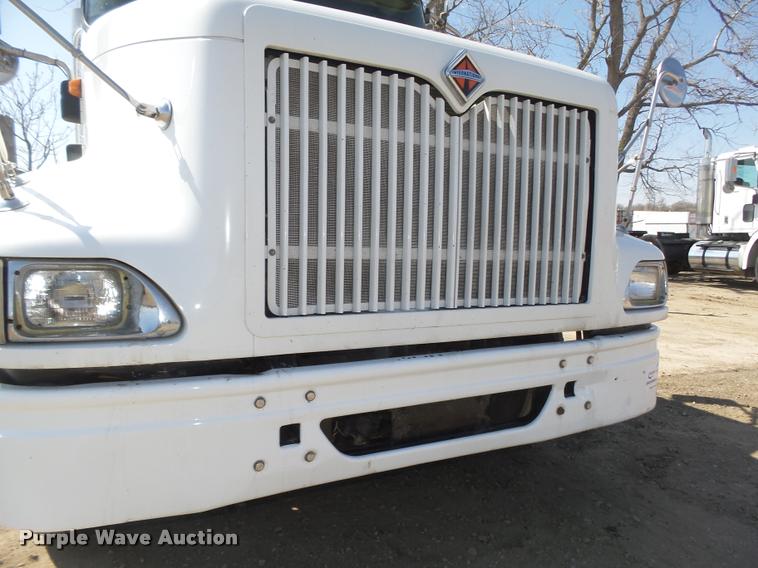 image for item DA0648 2002 International 9100i semi truck