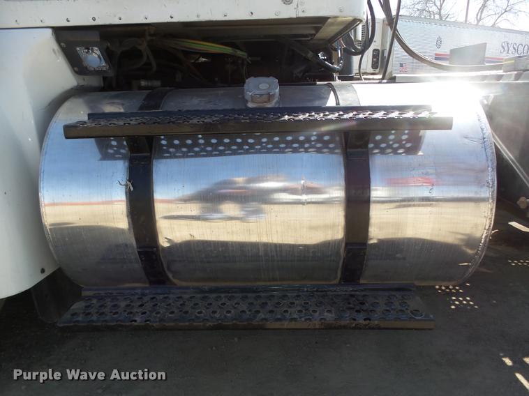 image for item DA0648 2002 International 9100i semi truck