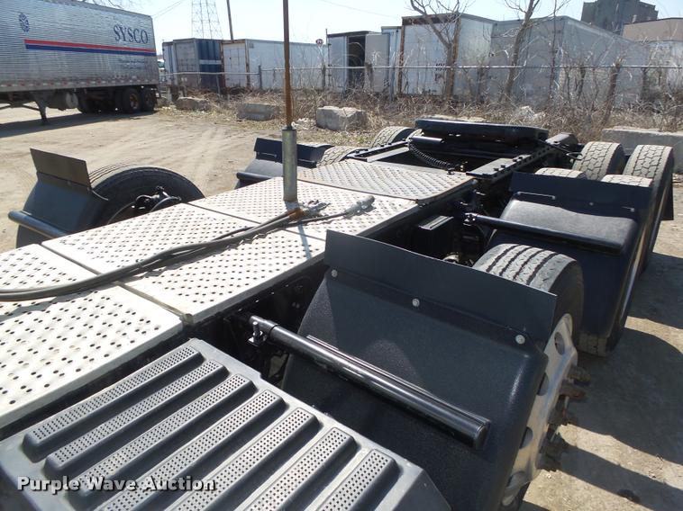 image for item DA0648 2002 International 9100i semi truck