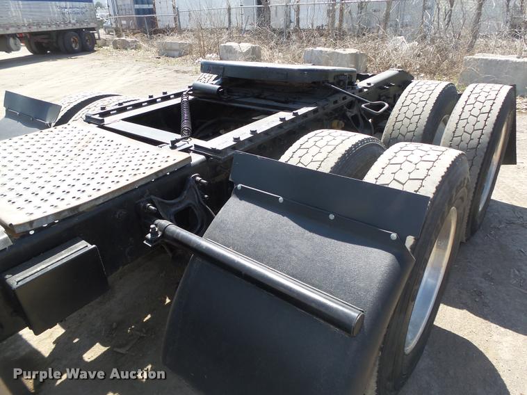 image for item DA0648 2002 International 9100i semi truck