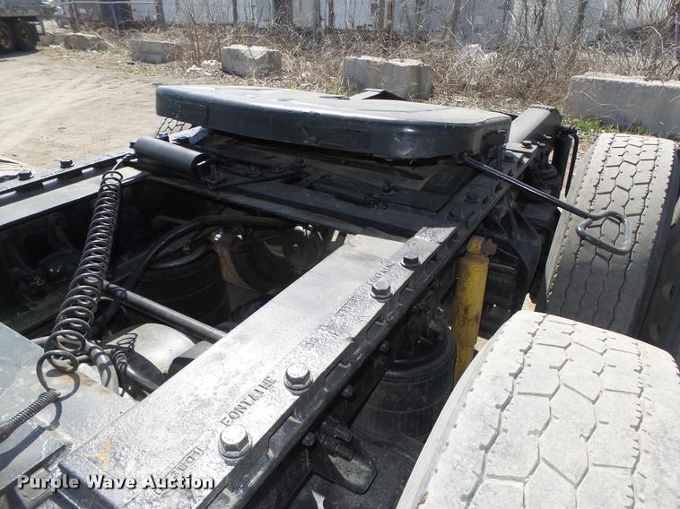 image for item DA0648 2002 International 9100i semi truck