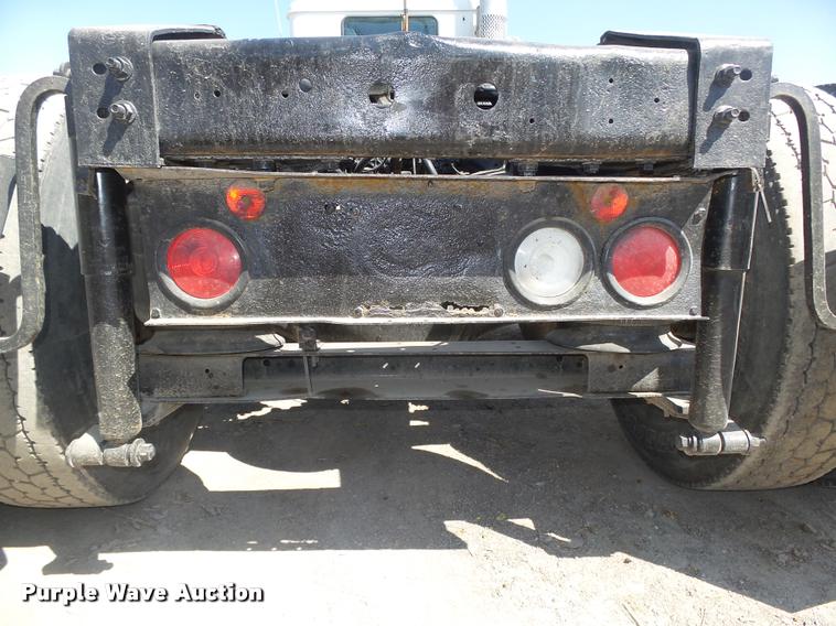 image for item DA0648 2002 International 9100i semi truck