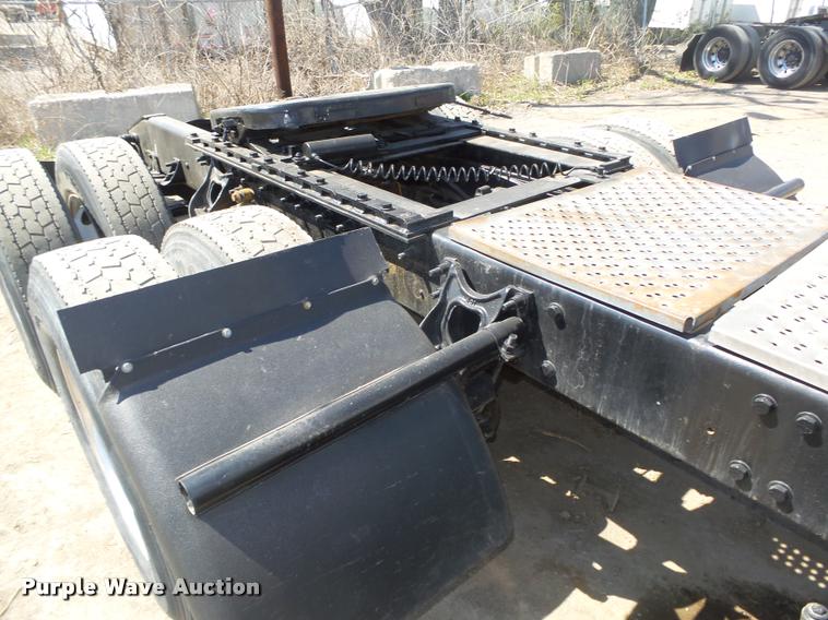 image for item DA0648 2002 International 9100i semi truck