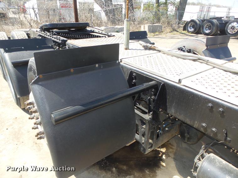 image for item DA0648 2002 International 9100i semi truck