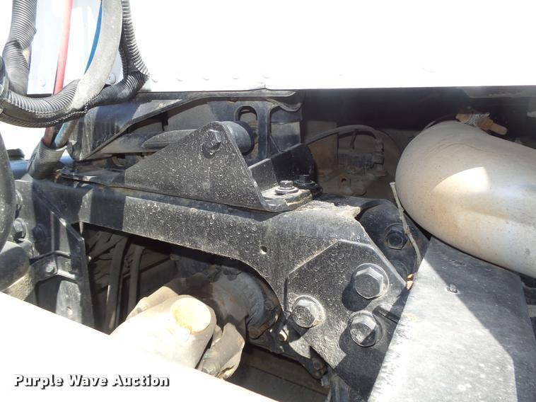 image for item DA0648 2002 International 9100i semi truck