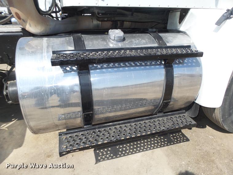 image for item DA0648 2002 International 9100i semi truck