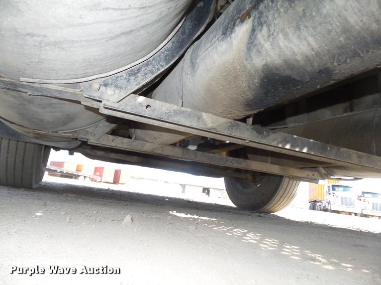 image for item DA0648 2002 International 9100i semi truck