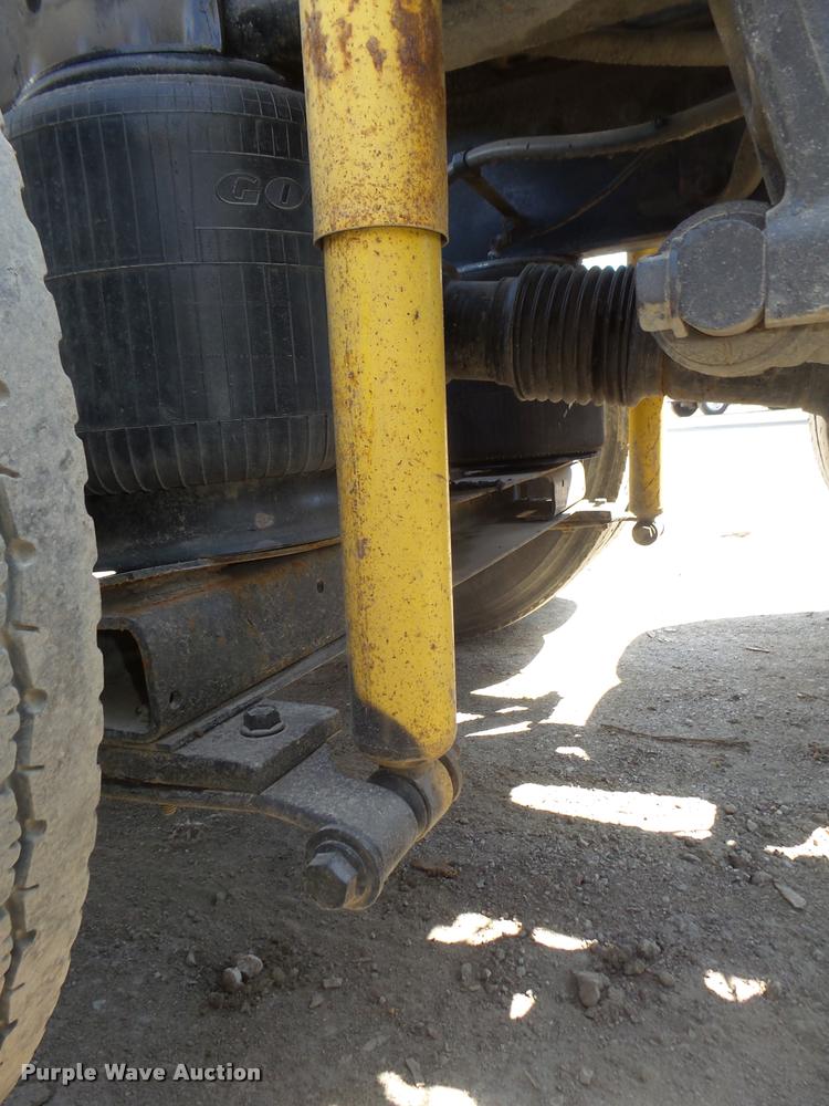 image for item DA0648 2002 International 9100i semi truck