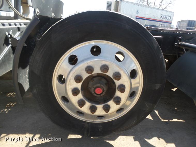 image for item DA0648 2002 International 9100i semi truck