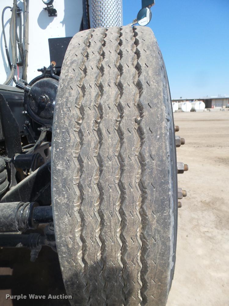 image for item DA0648 2002 International 9100i semi truck