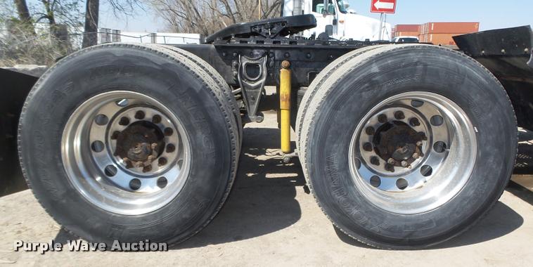 image for item DA0648 2002 International 9100i semi truck