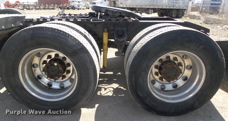 image for item DA0648 2002 International 9100i semi truck